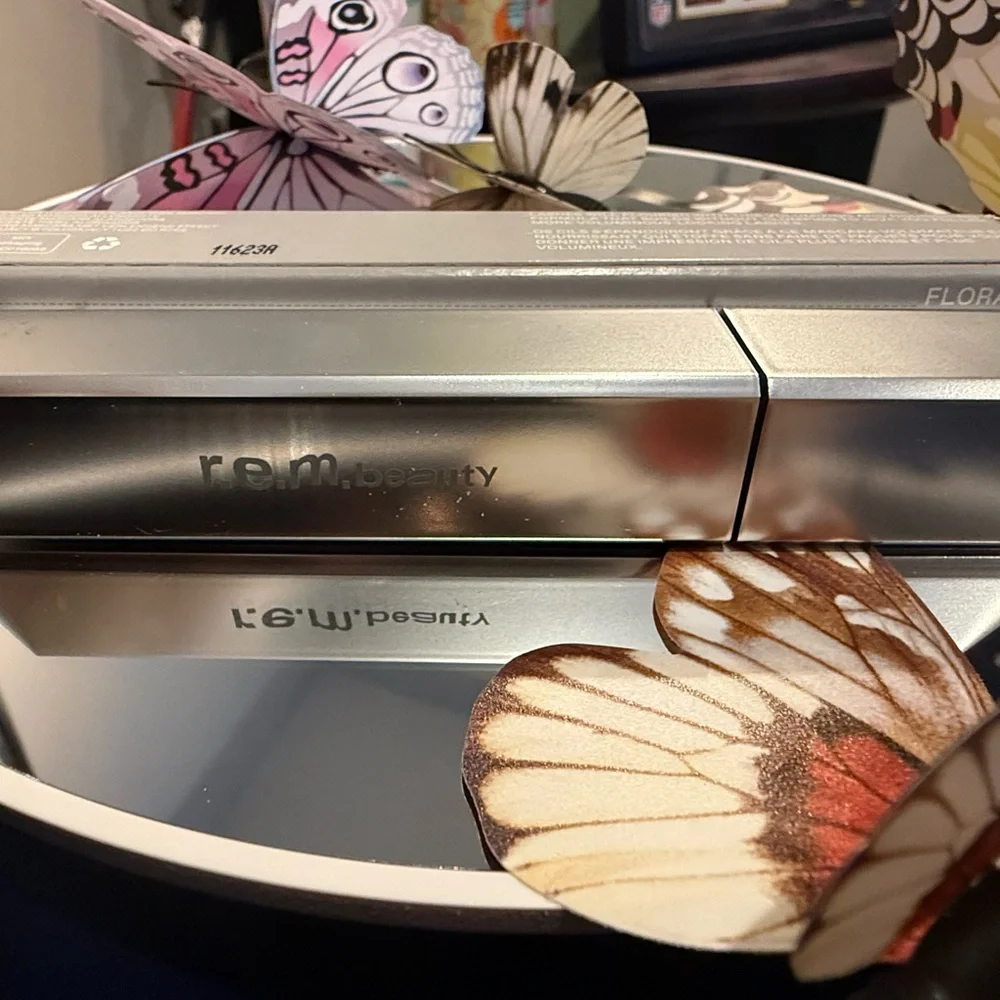 r.e.m. beauty Flourishing Volumizing Mascara